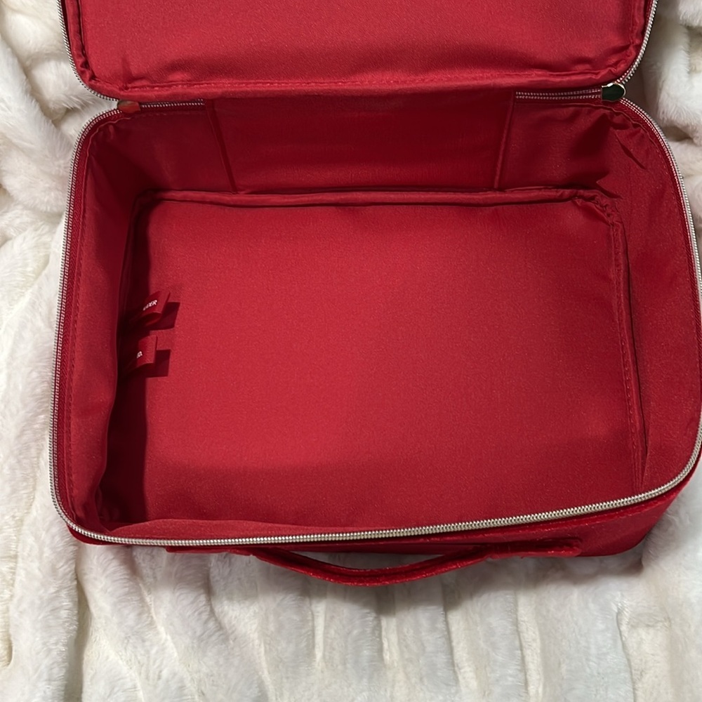 🎉HOST PICK🎉 Estée Lauder Holiday Edition Red Velvet Makeup Tote Bag - Picture 4 of 6